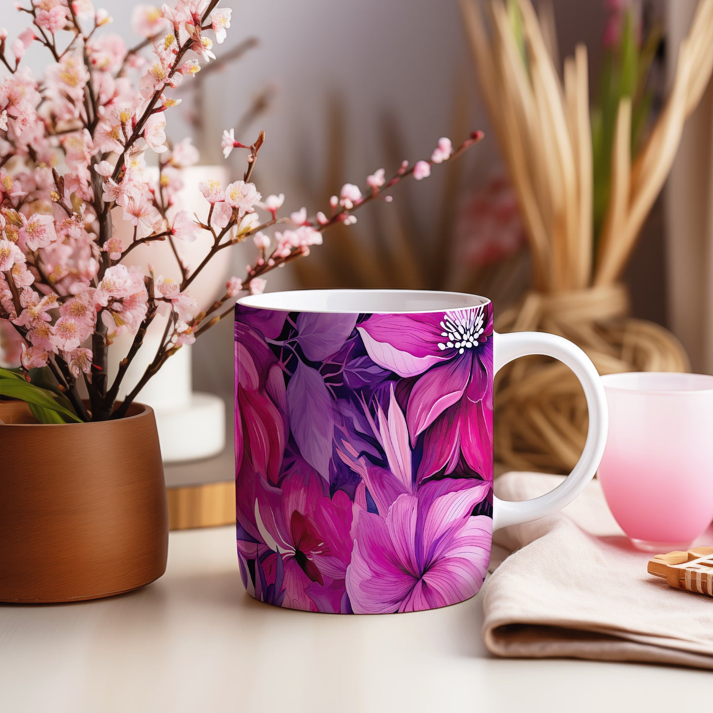 Elegantní hrnek s živými květinovými motivy v růžových tónech