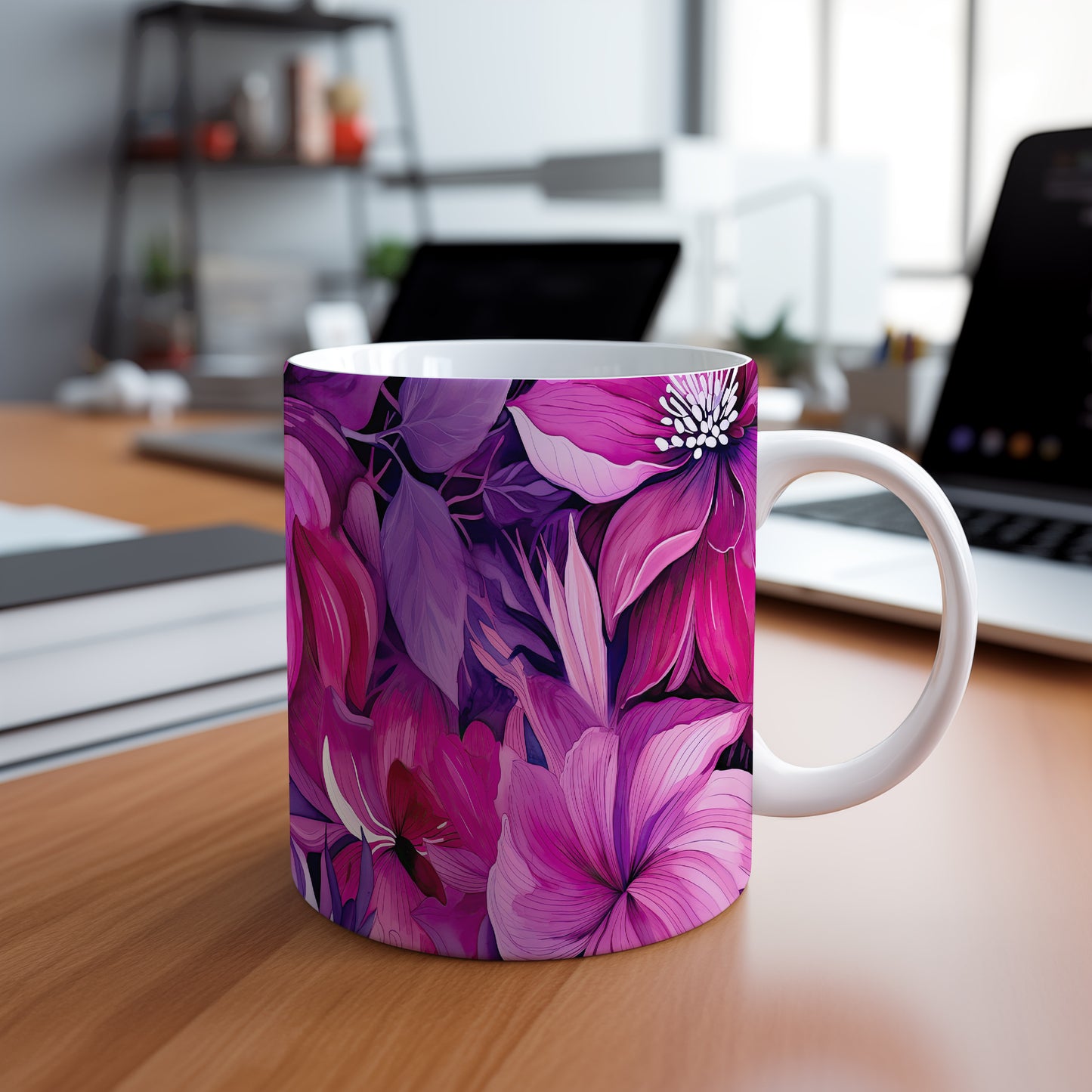 Elegantní hrnek s živými květinovými motivy v růžových tónech