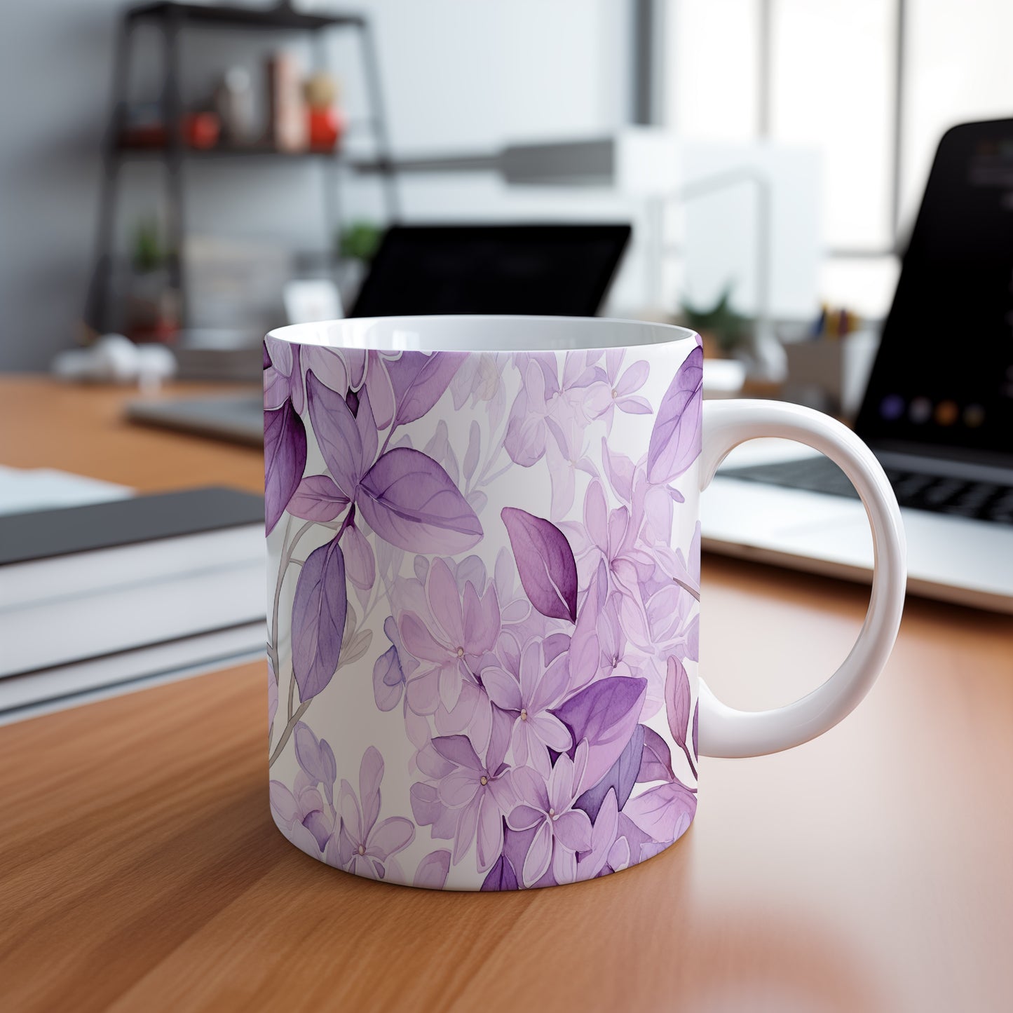 Elegantní hrnek s květinovým motivem v odstínech fialové