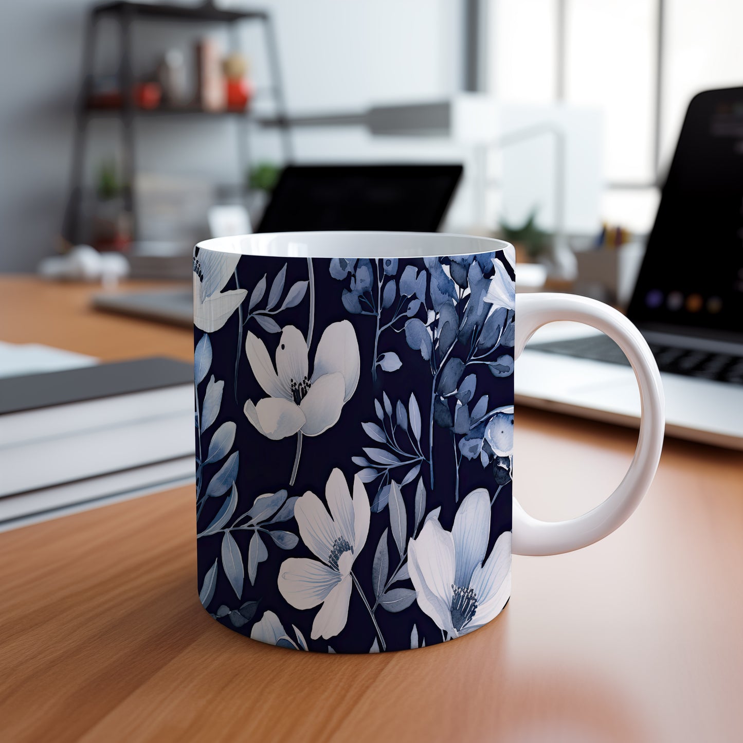 Elegantní hrnek s květinovým motivem v modrých tónech