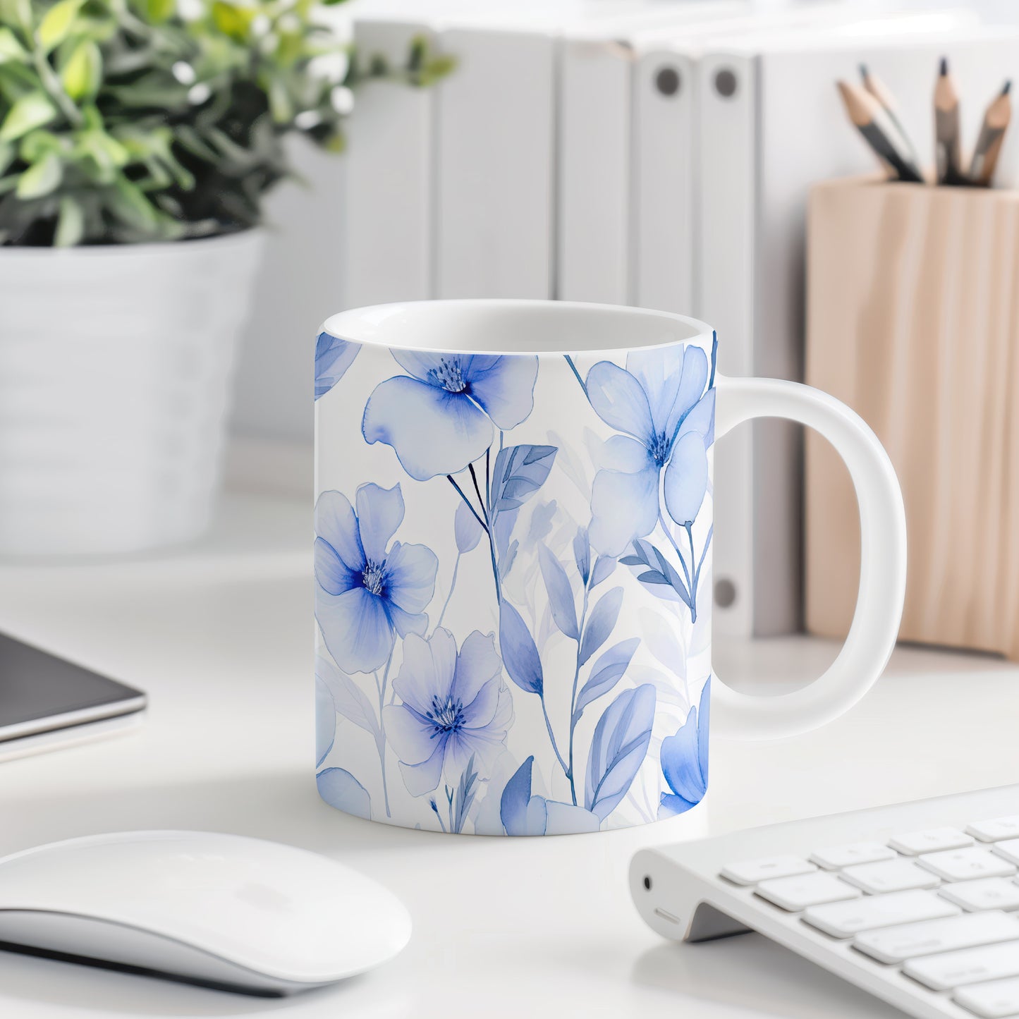 Hrnek s modrými květinami - elegantní design pro každodenní použití