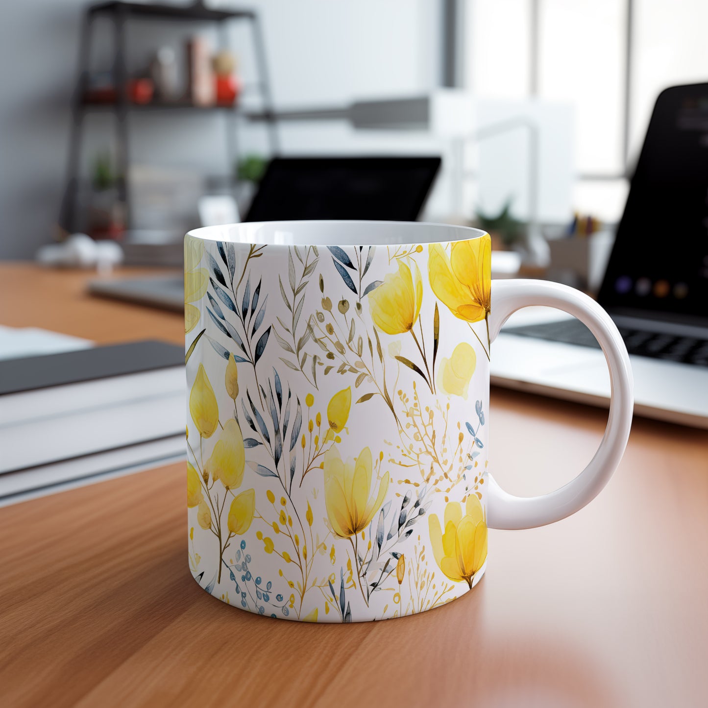 Elegantní hrnek s květinovým motivem v žlutých tónech