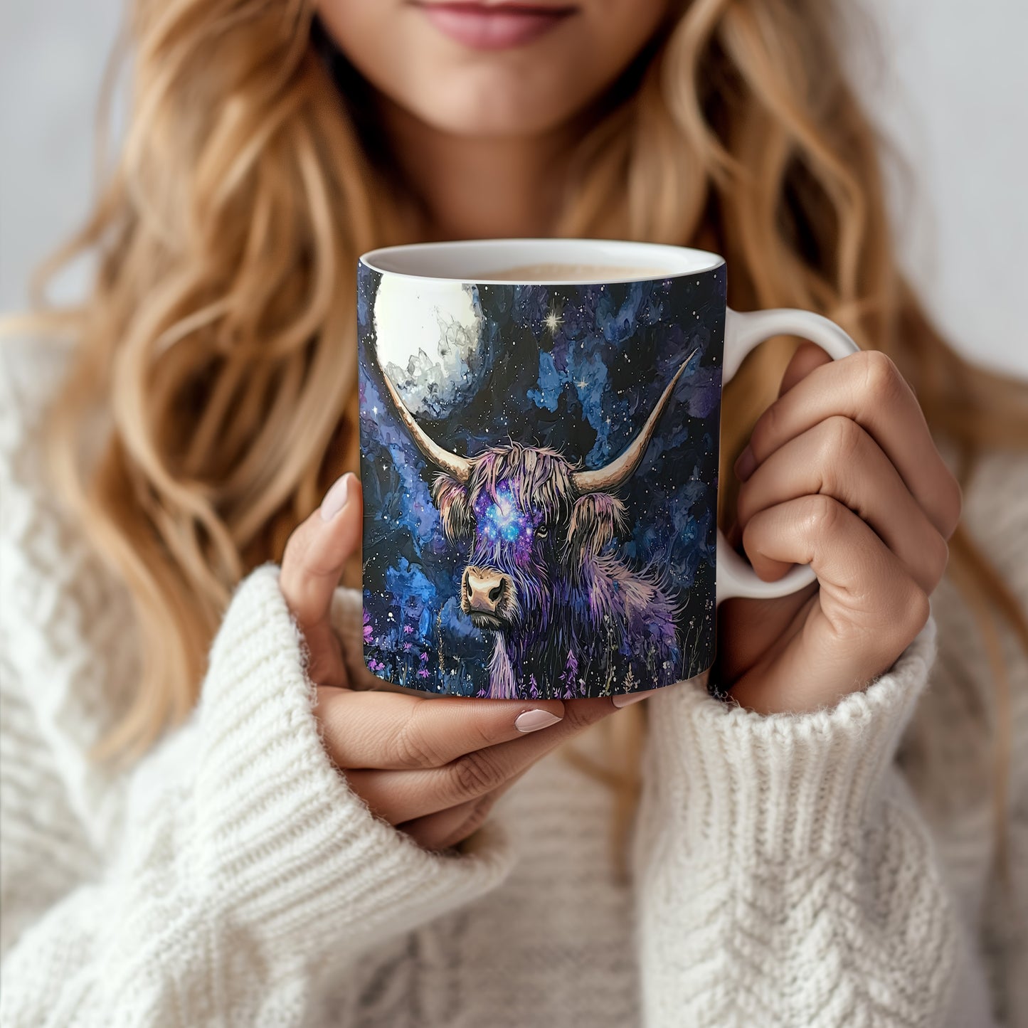 Hrnek s galaxií v modrých a fialových tónech
