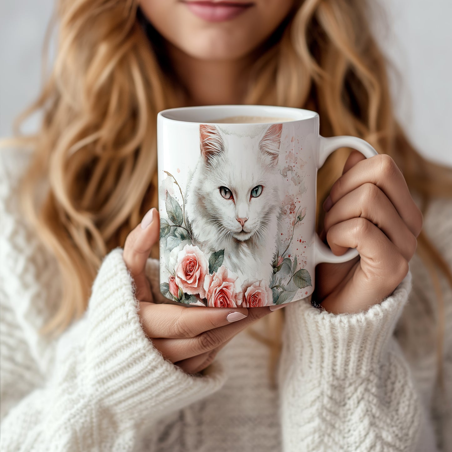 Elegantní hrnek s bílou kočkou a růžemi