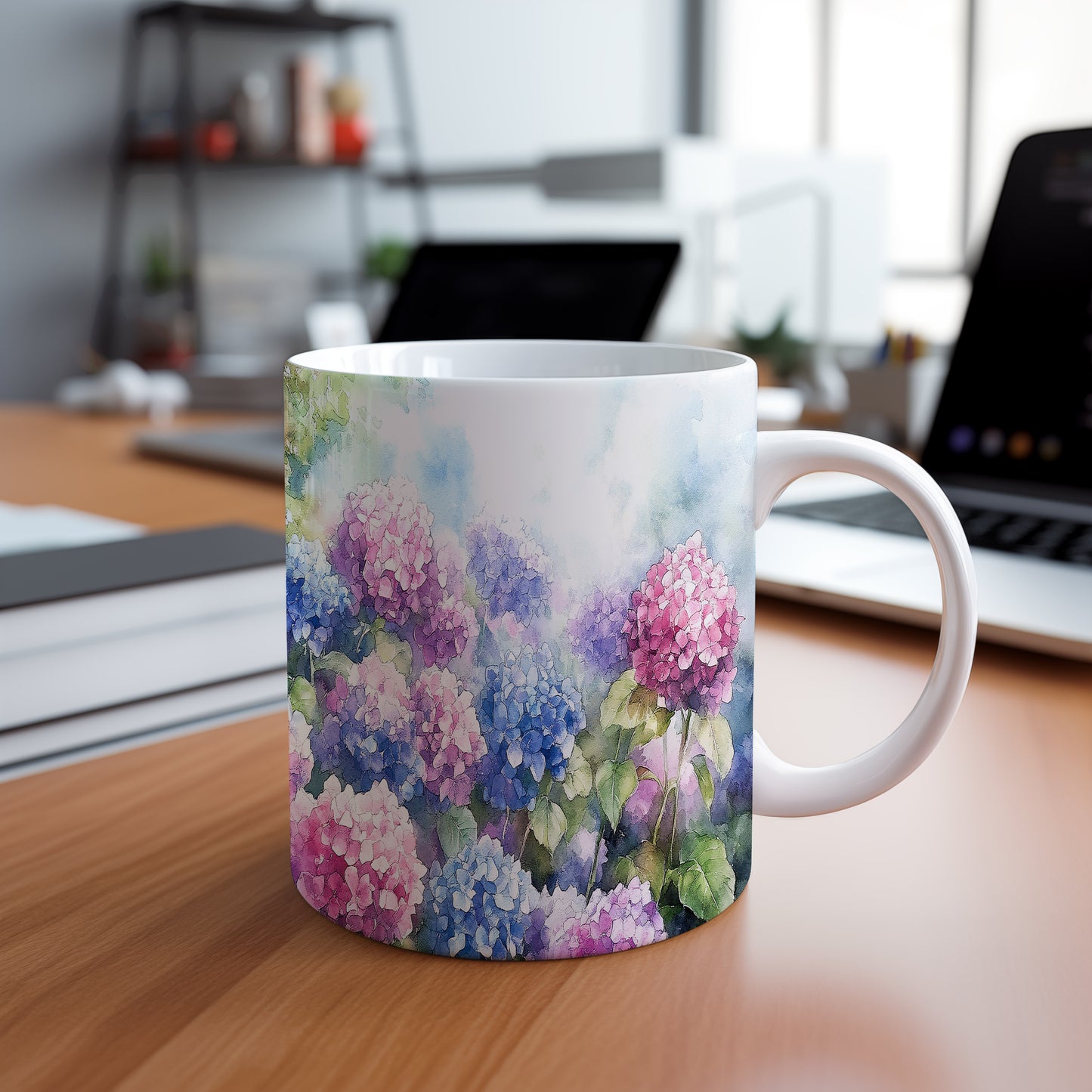 Hrnek s květinovým motivem hortenzií - barevný design