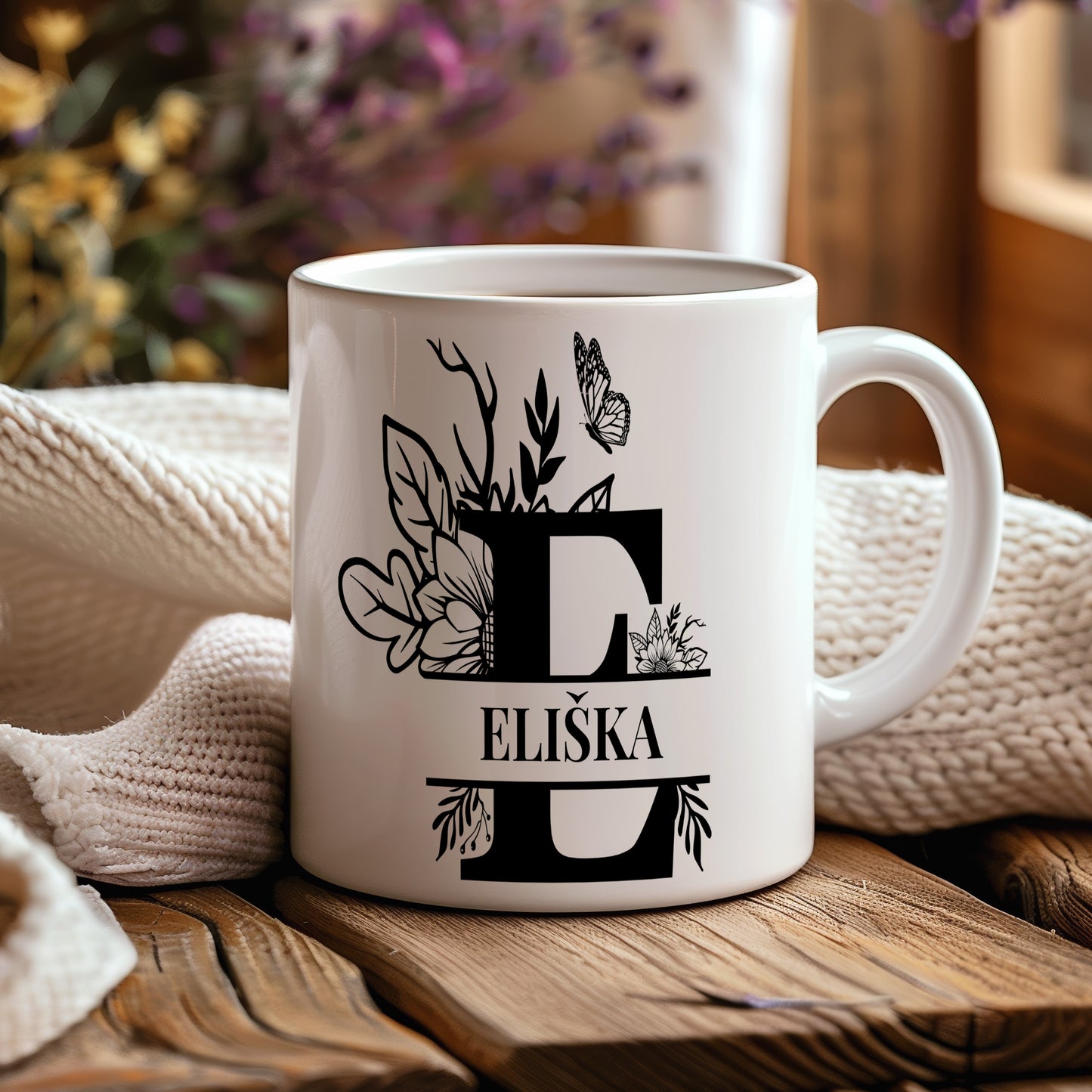 Hrnek se jménem Eliška – květinový monogram