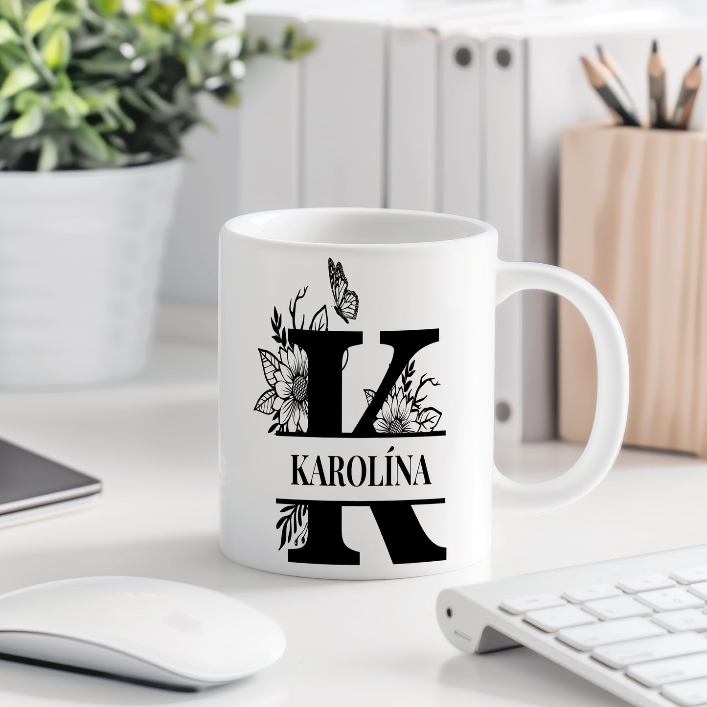 Hrnek se jménem Karolína – květinový monogram