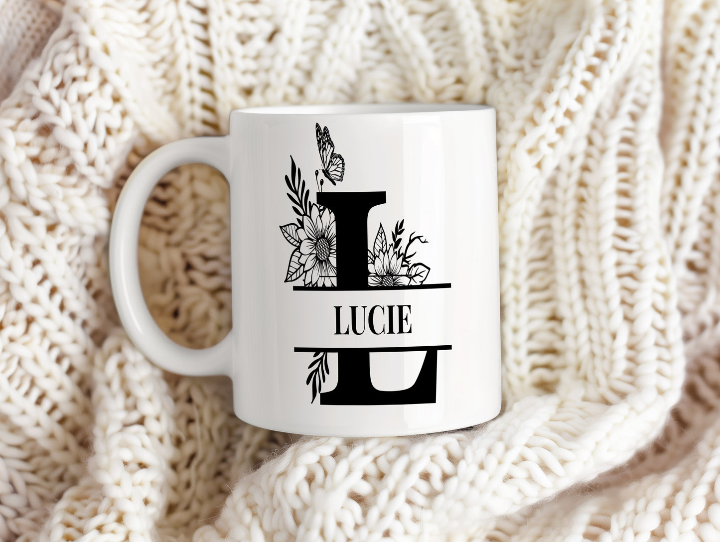 Hrnek se jménem Lucie – květinový monogram