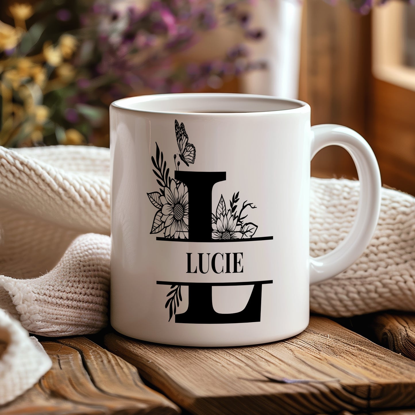 Hrnek se jménem Lucie – květinový monogram