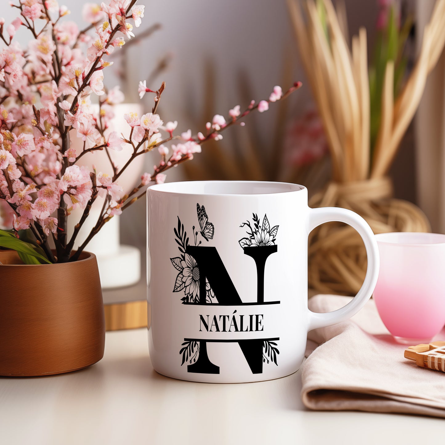 Hrnek se jménem NATÁLIE – květinový monogram