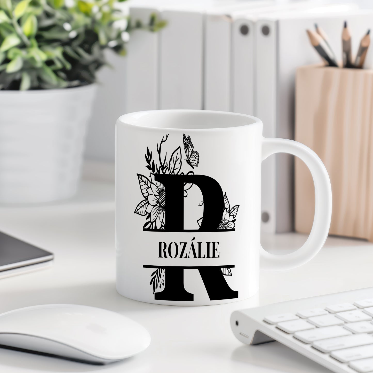 Hrnek se jménem Rozálie – květinový monogram