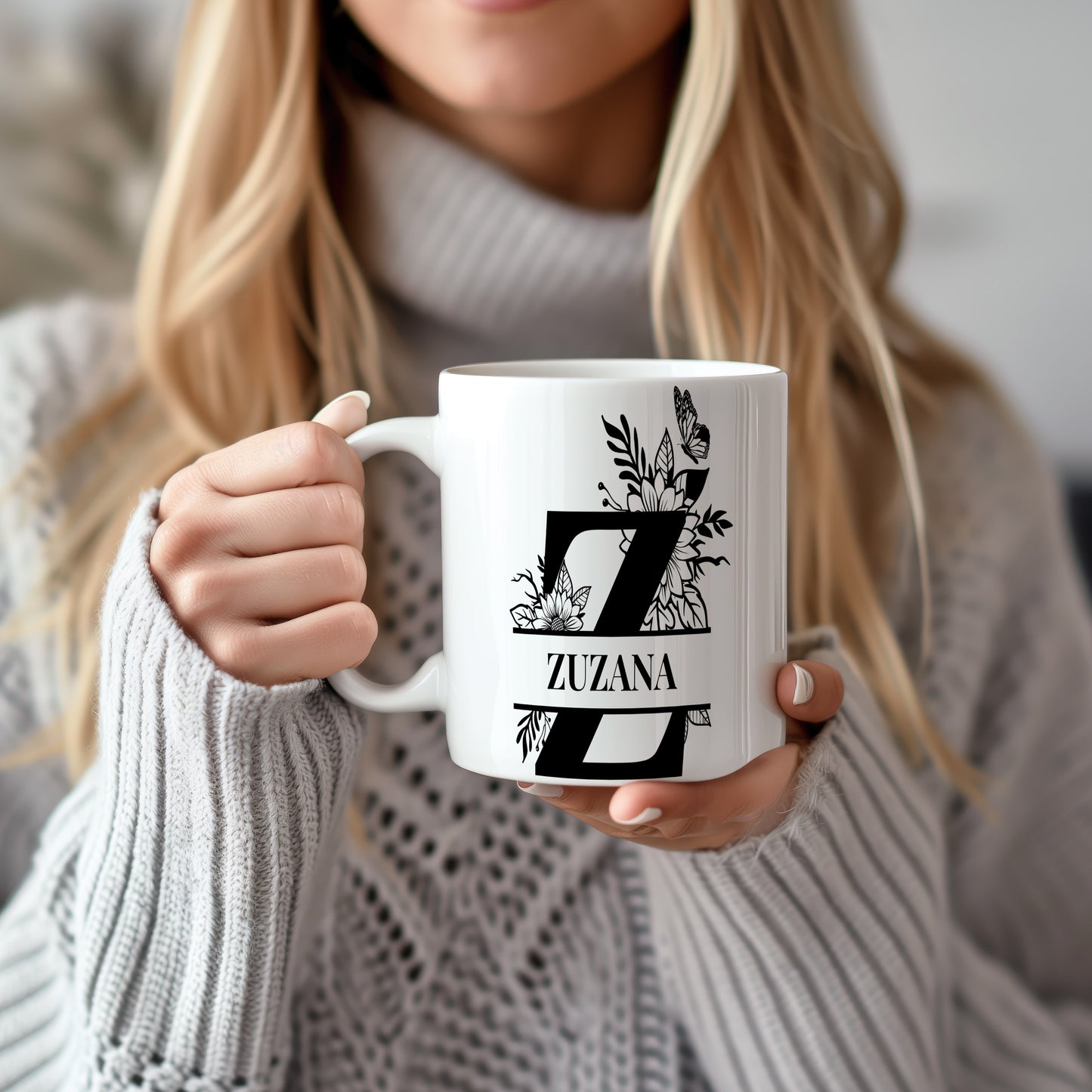 Hrnek se jménem Zuzana – květinový monogram