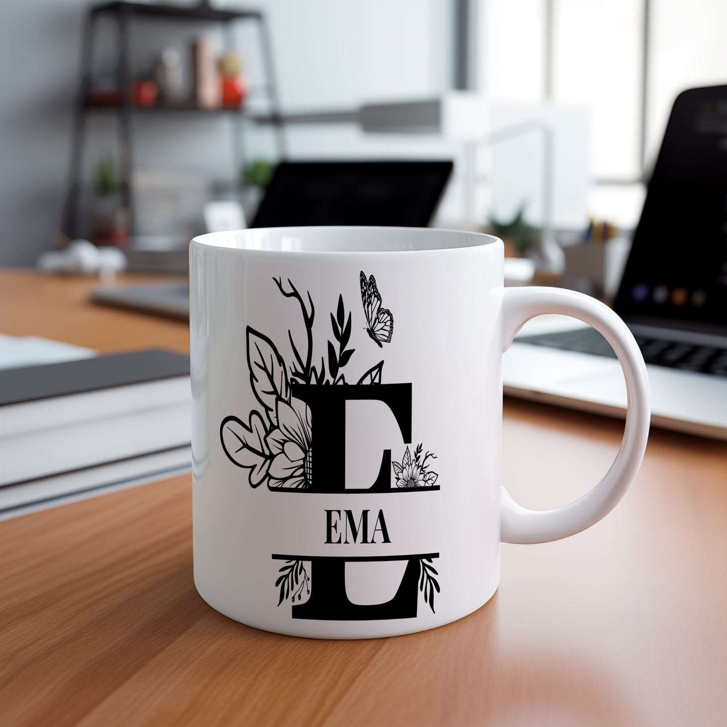 Hrnek se jménem EMA – květinový monogram