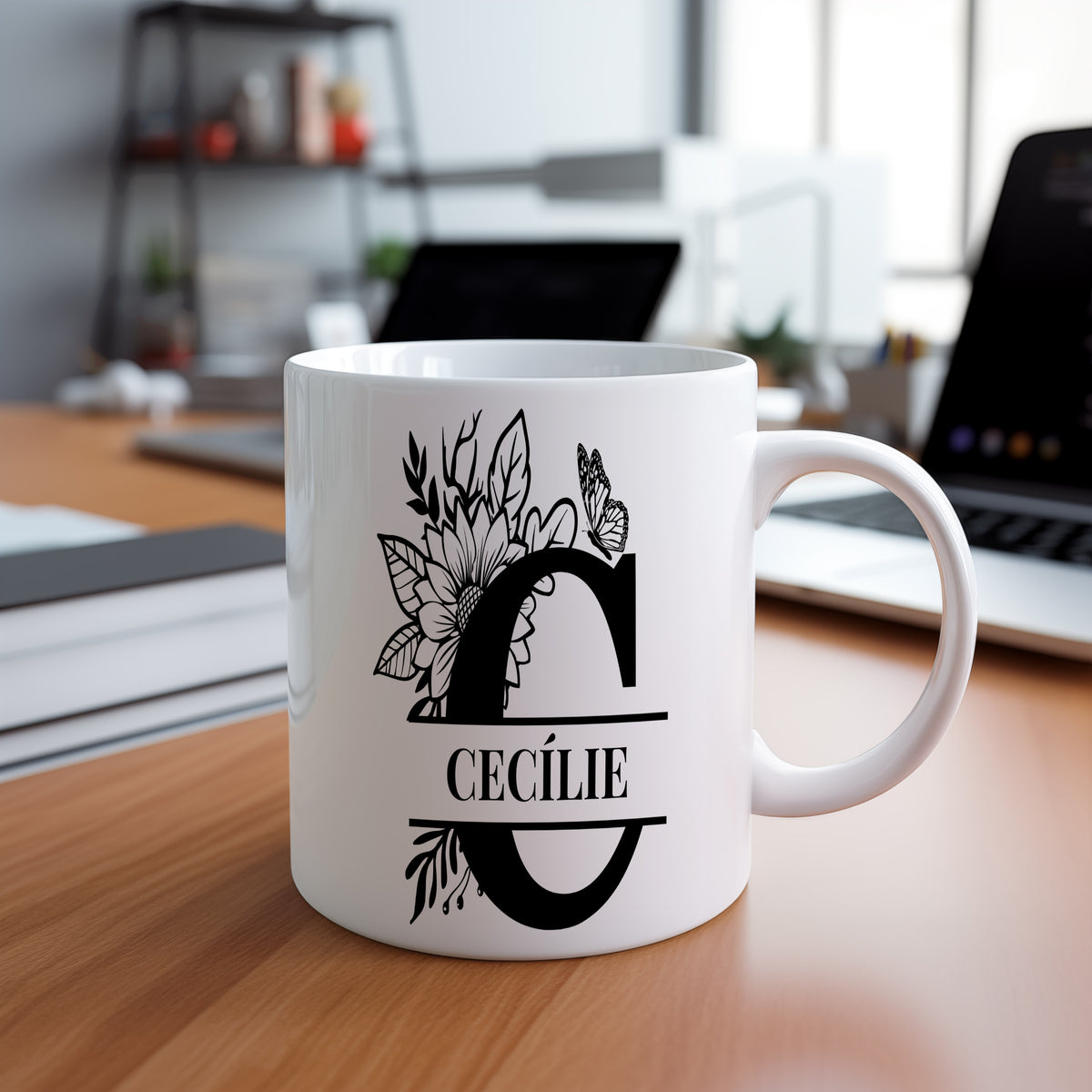 Hrnek se jménem Cecílie – květinový monogram