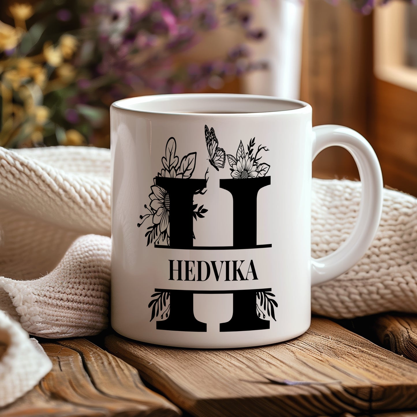 Hrnek se jménem HEDVIKA – květinový monogram