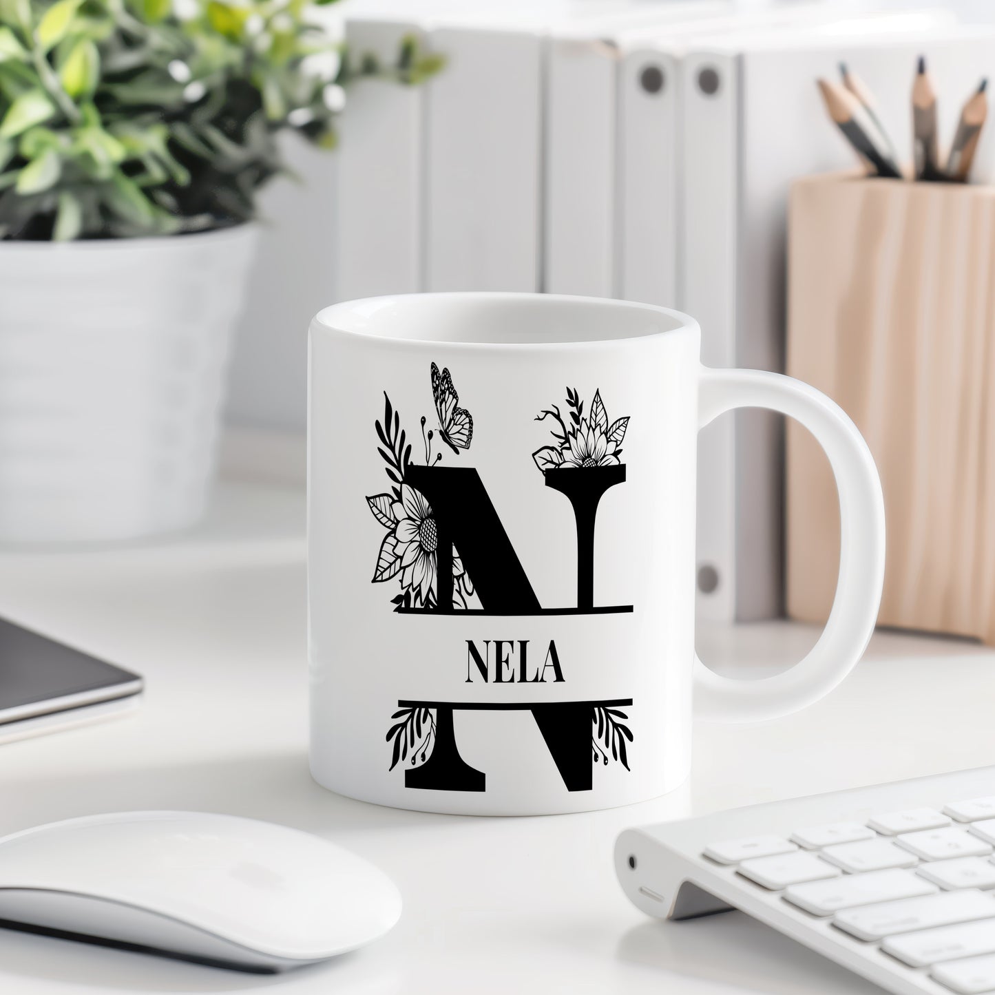 Hrnek se jménem Nela – květinový monogram