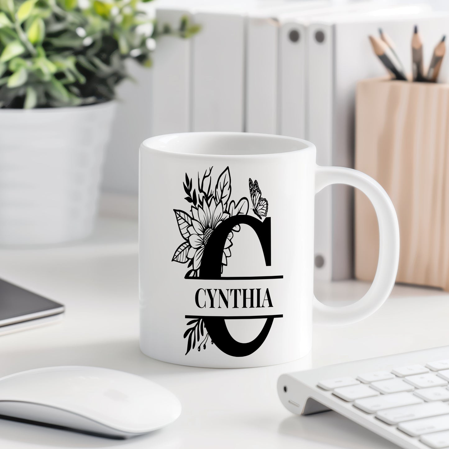 Hrnek se jménem CYNTHIA – květinový monogram