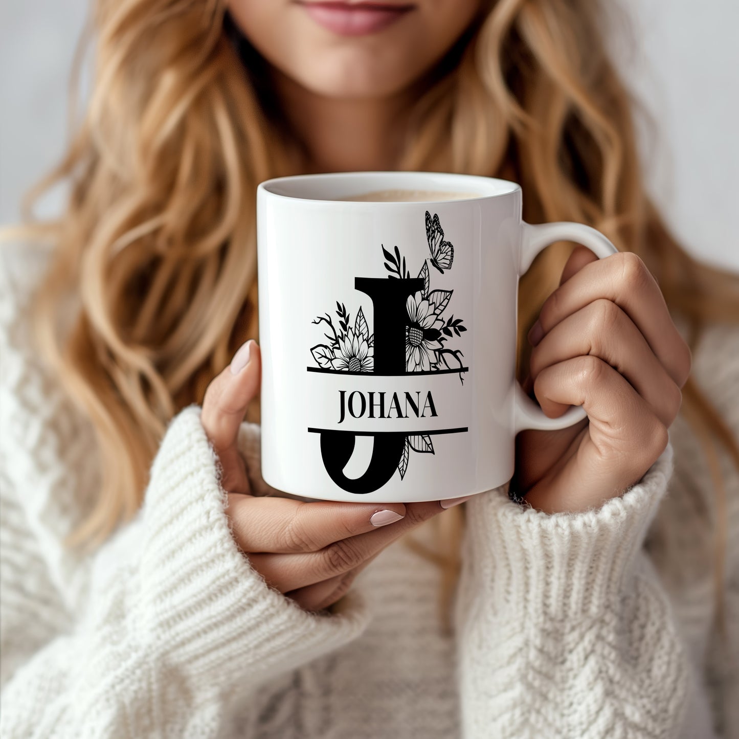 Hrnek se jménem Johana – květinový monogram