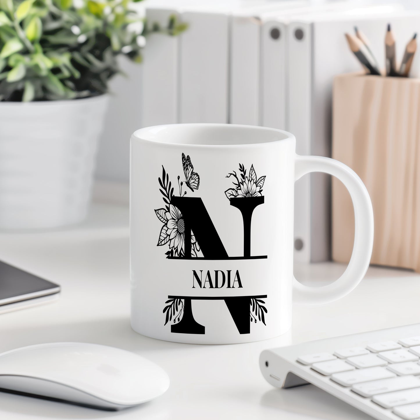 Hrnek se jménem Nadia – květinový monogram