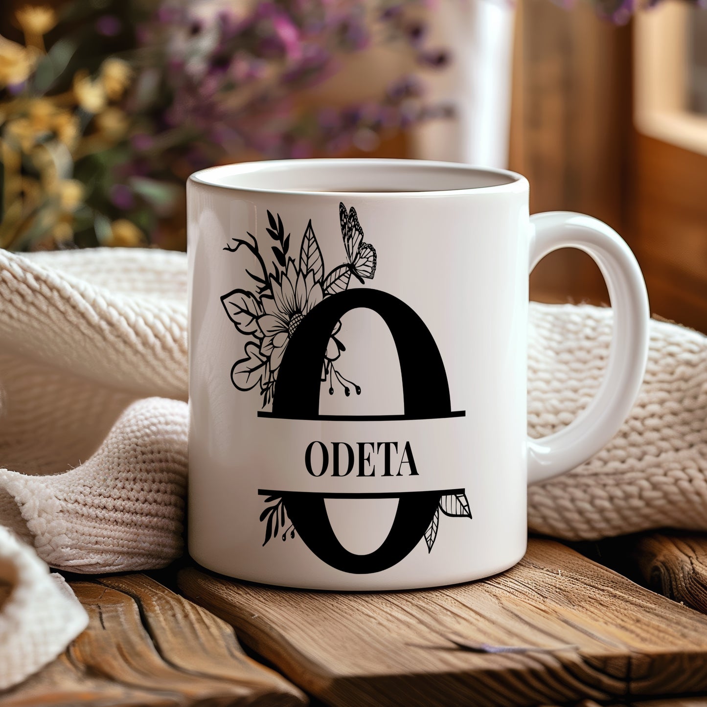 Hrnek se jménem Odeta – květinový monogram