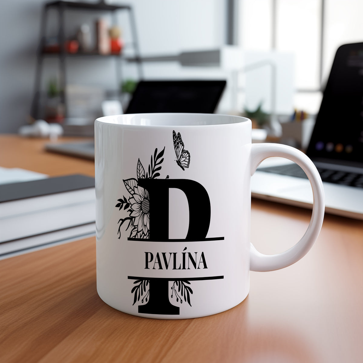 Hrnek se jménem Pavlína – květinový monogram