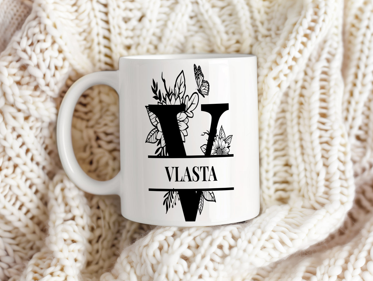 Hrnek se jménem VlastA – květinový monogram