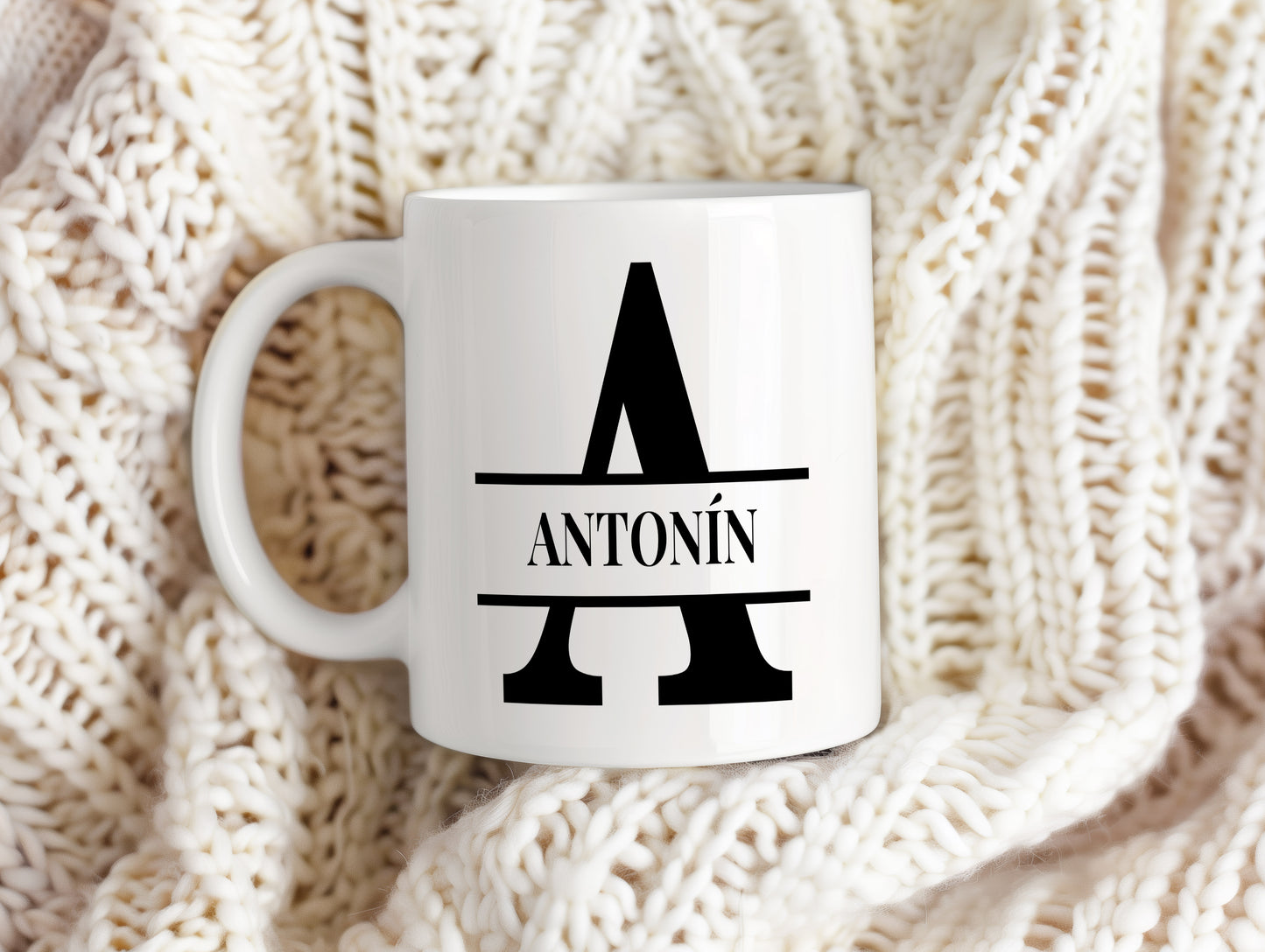 Hrnek se jménem Antonín – monogramový design