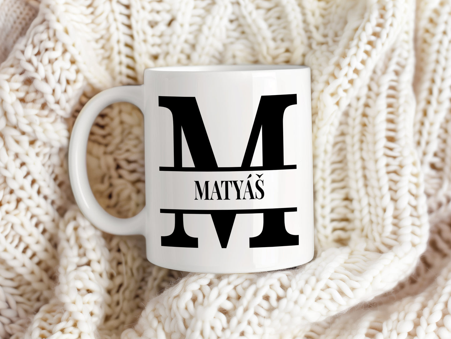 Hrnek se jménem Matyáš – monogramový design