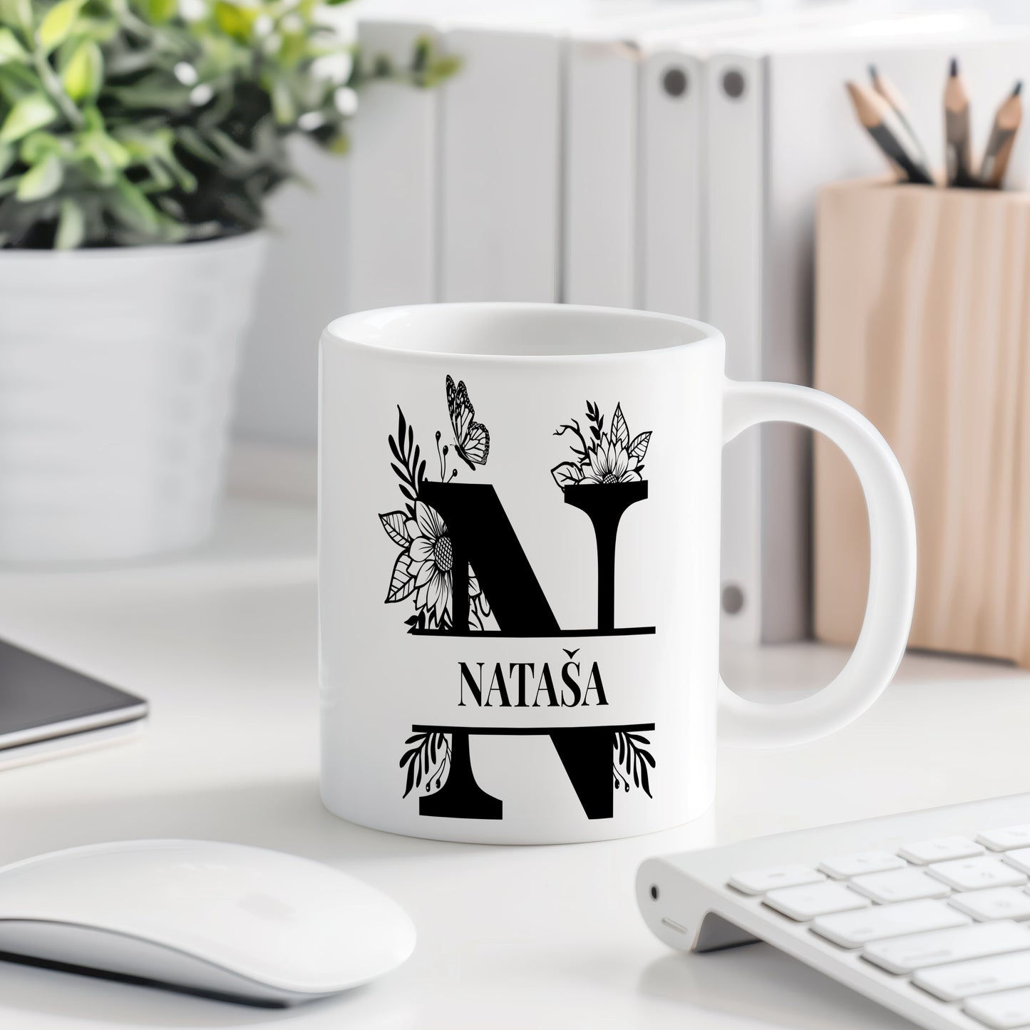 Hrnek se jménem Nataša – květinový monogram