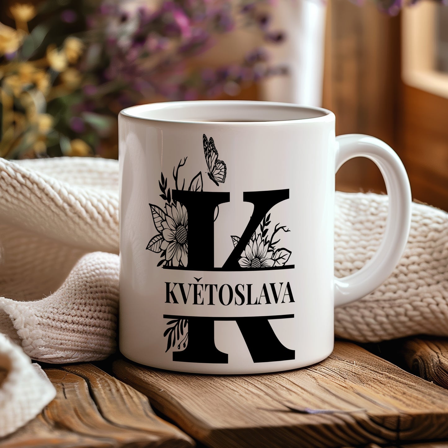 Hrnek se jménem Květoslava – květinový monogram