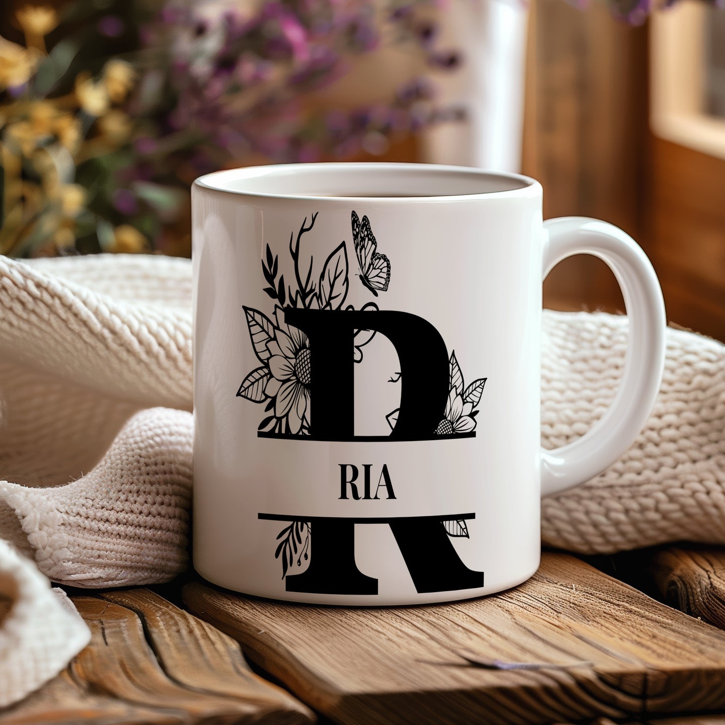 Hrnek se jménem Ria – květinový monogram