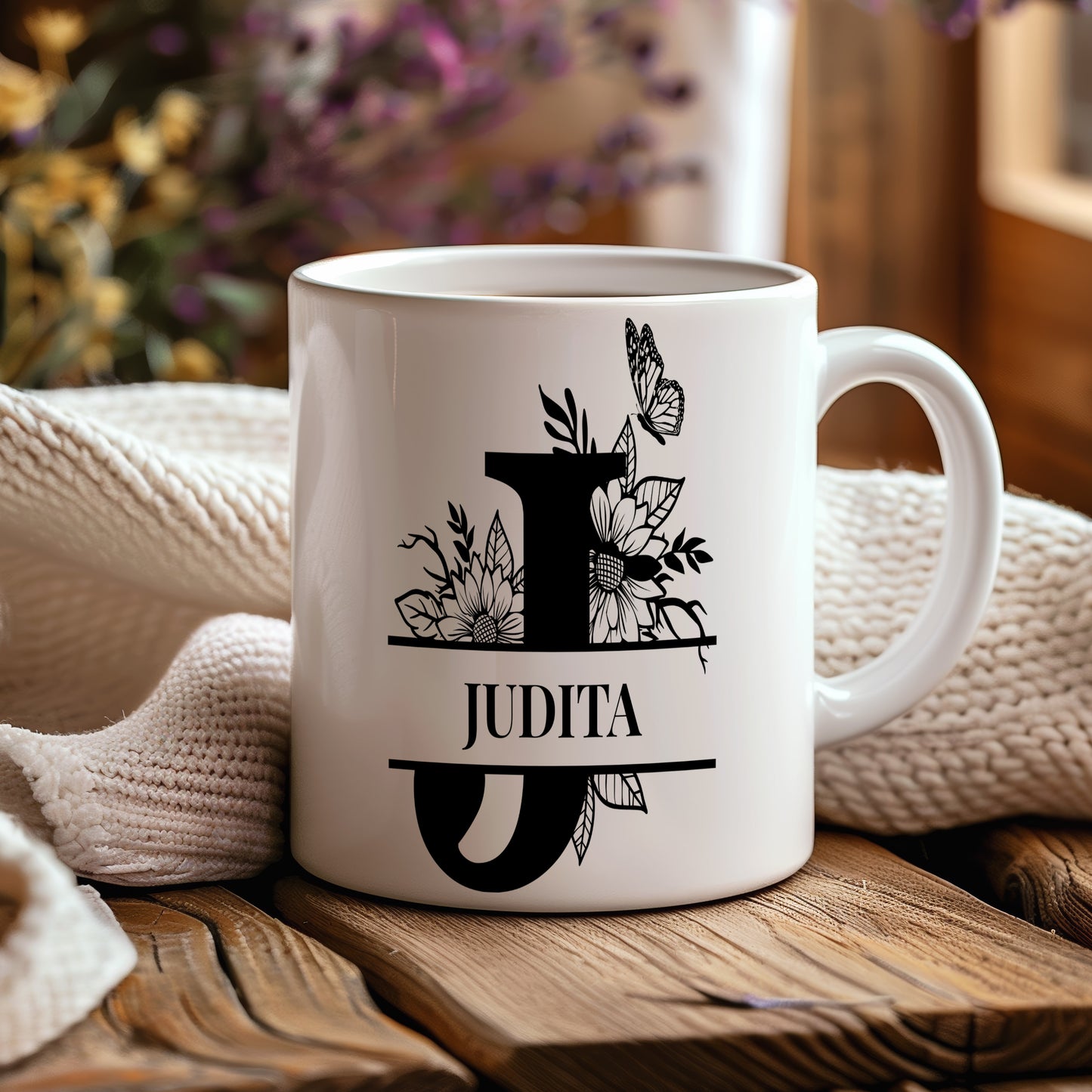 Hrnek se jménem Judita – květinový monogram