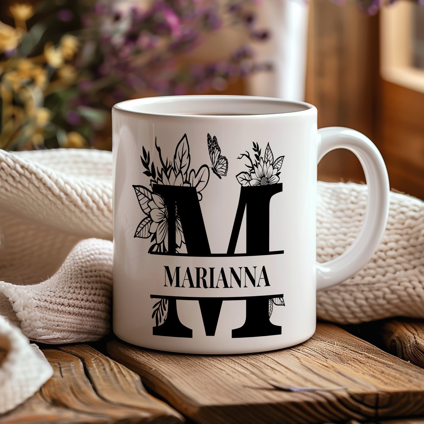 Hrnek se jménem MARIANNA – květinový monogram