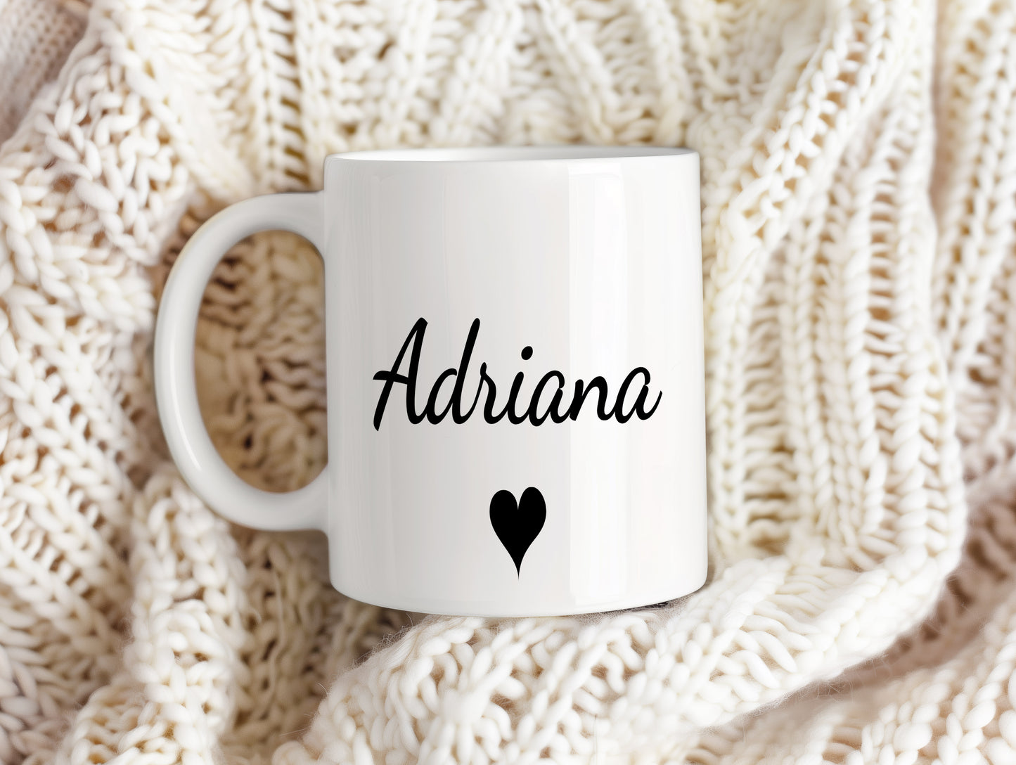 Hrnek se jménem Adriana – minimalistický styl