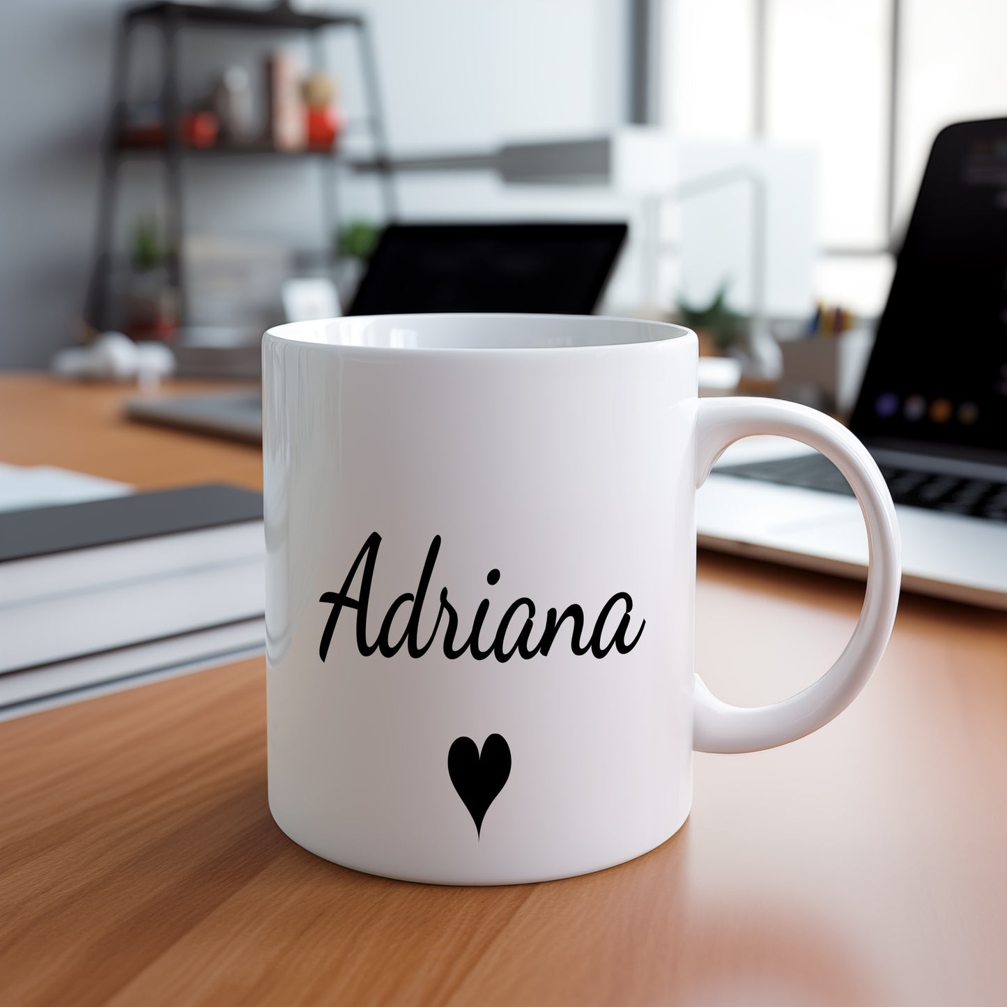 Hrnek se jménem Adriana – minimalistický styl