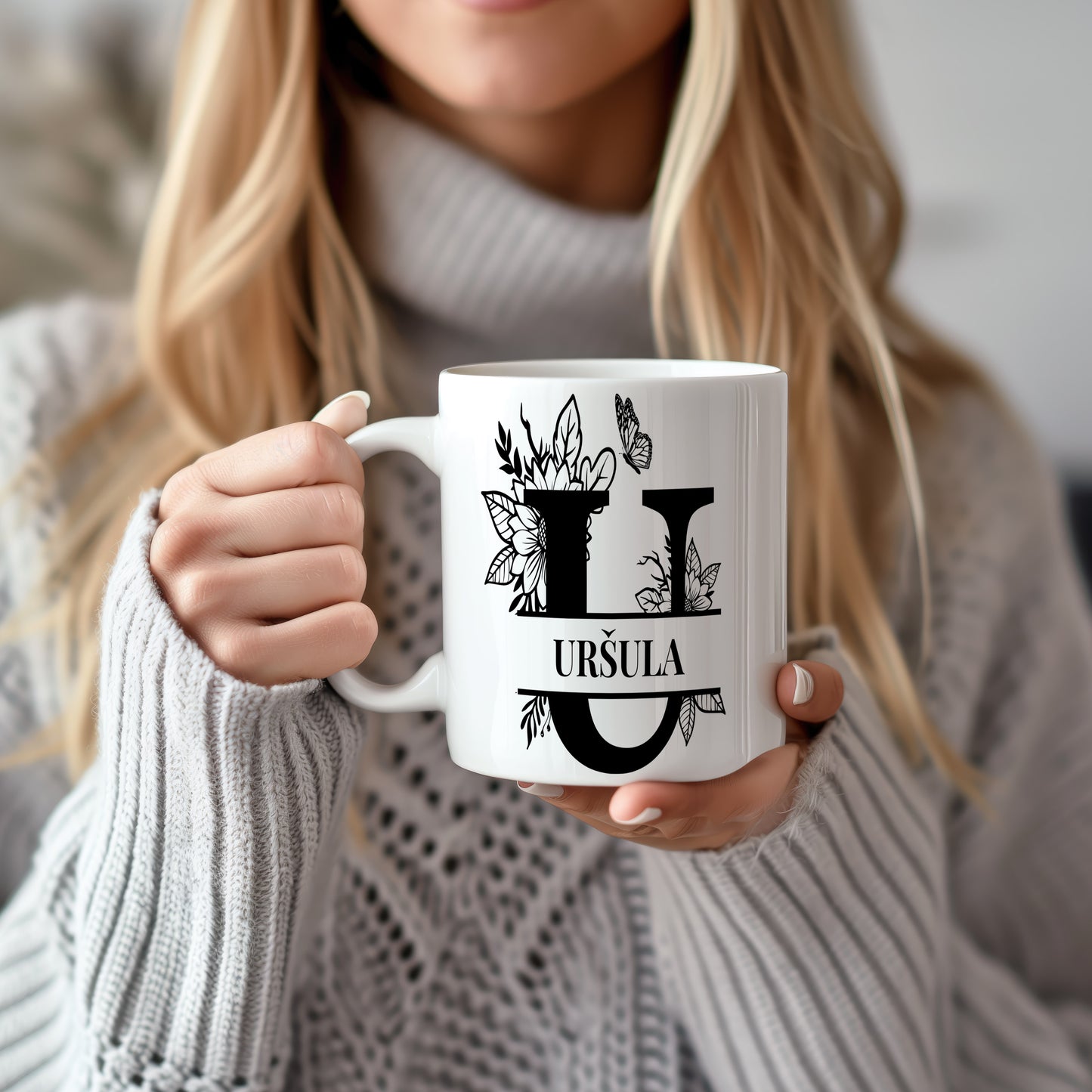 Hrnek se jménem URŠULA – květinový monogram