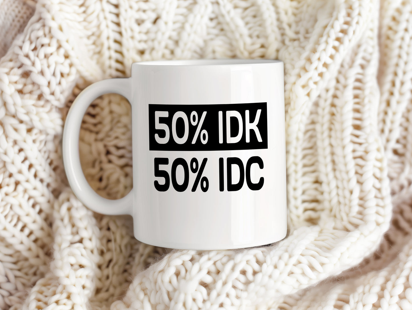 Hrnek s vtipným nápisem – 50% IDK