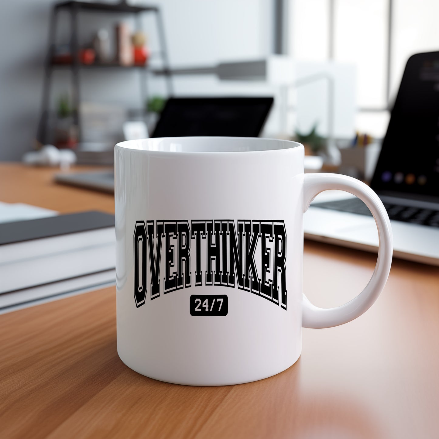 Hrnek s vtipným nápisem – OVERTHINKER