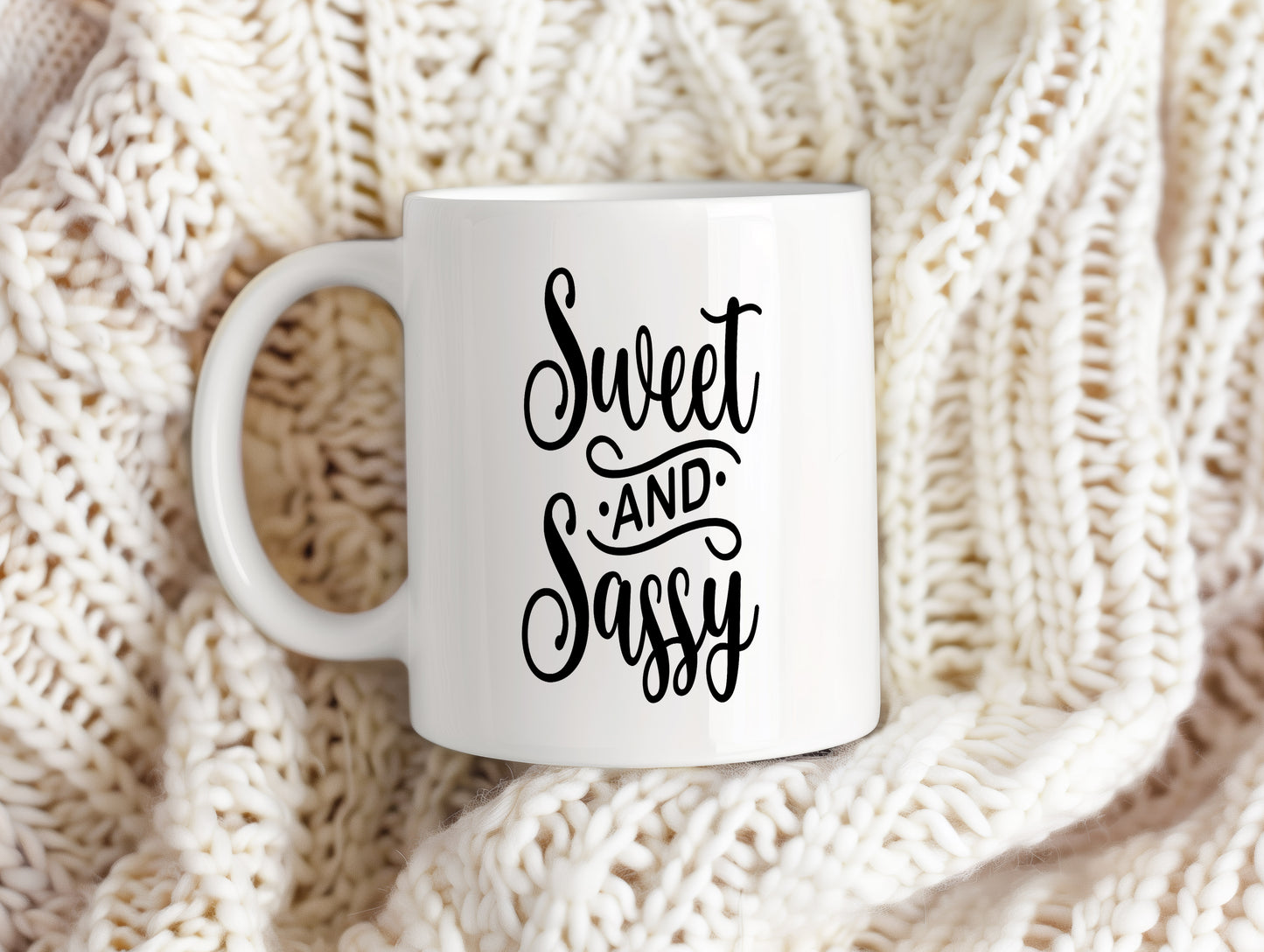 Hrnek s vtipným nápisem – Sweet and Sassy