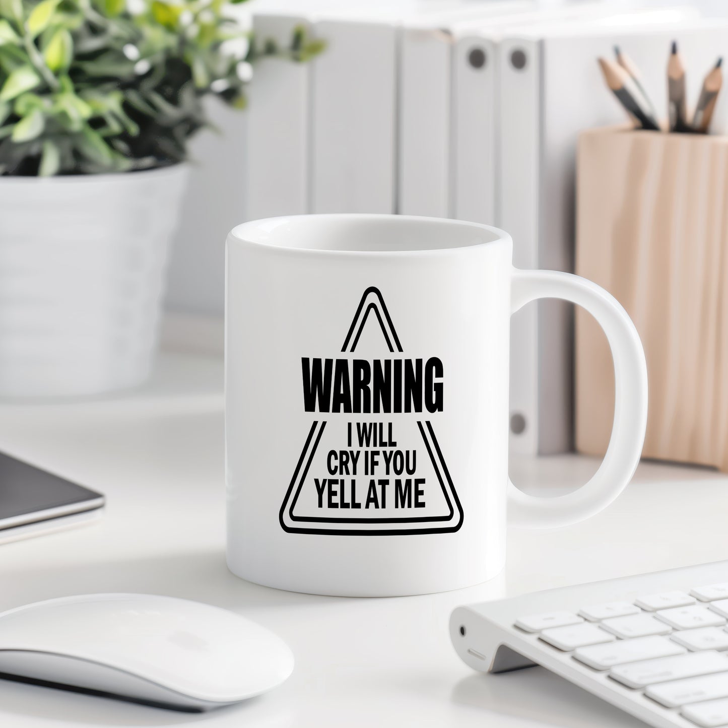 Hrnek s vtipným nápisem – WARNING – černobílý design