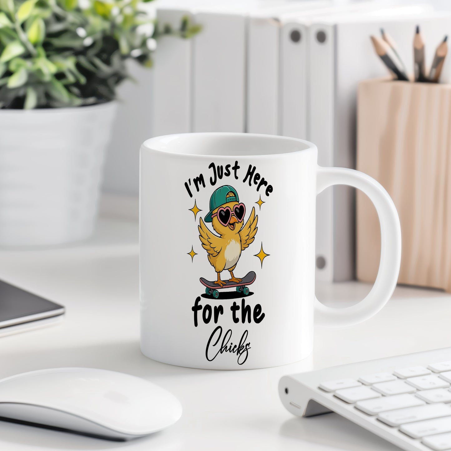 Hrnek s vtipným nápisem – Just Here for the Chicks