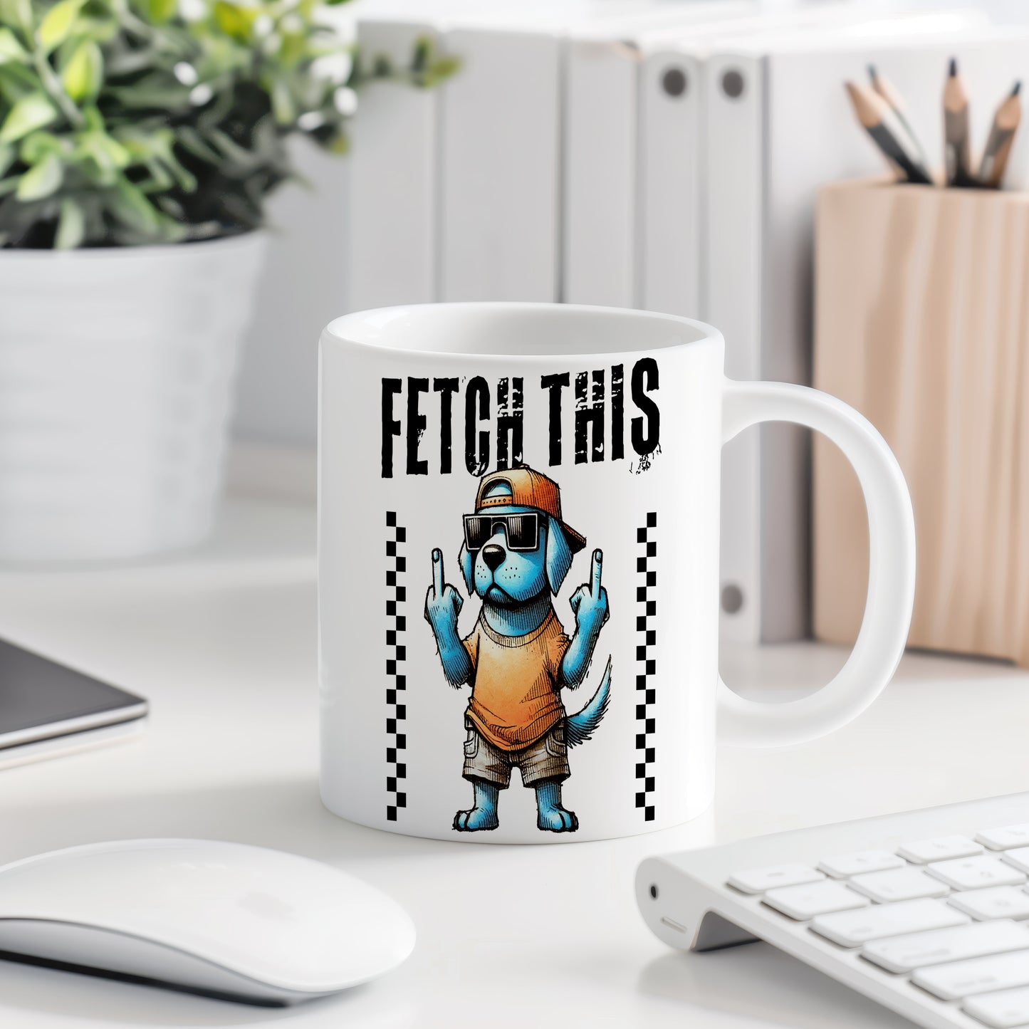 Hrnek s vtipným nápisem – FETCH THIS – humorný motiv