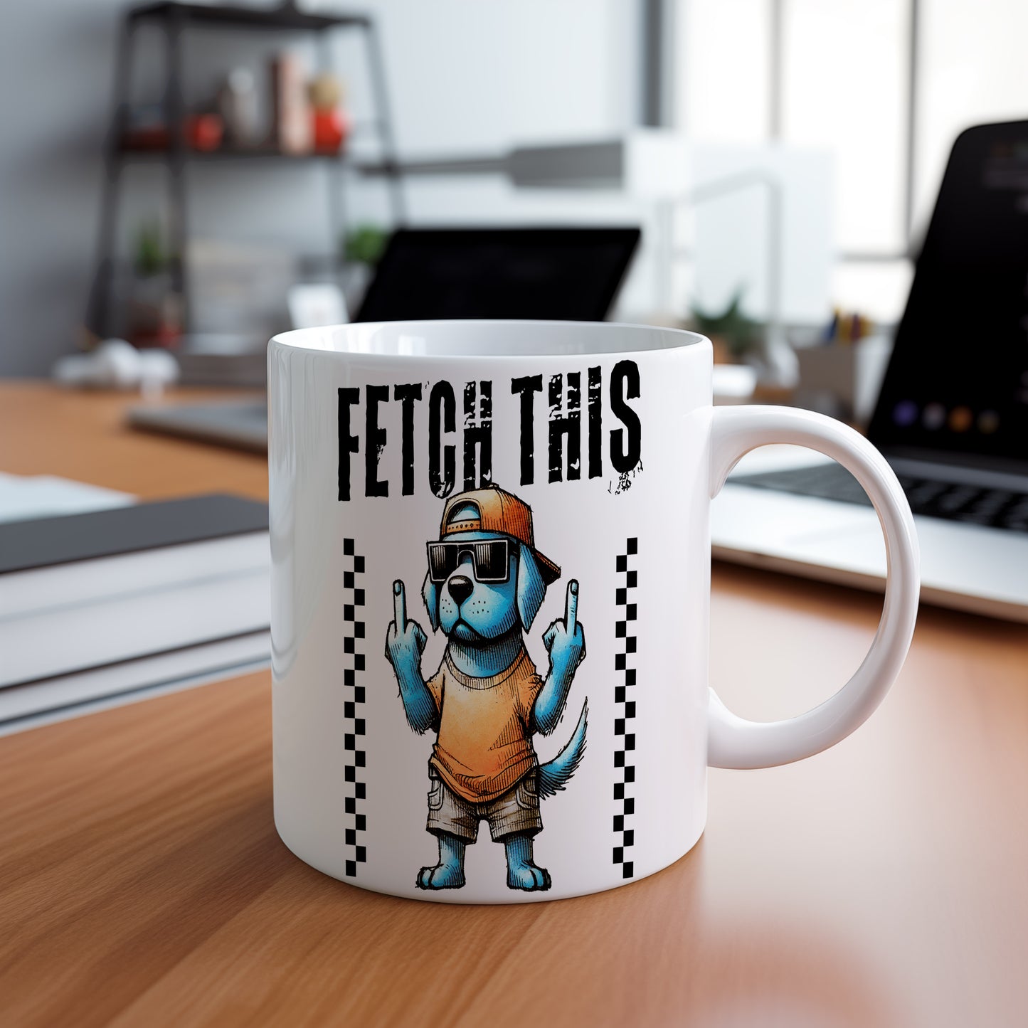Hrnek s vtipným nápisem – FETCH THIS – humorný motiv