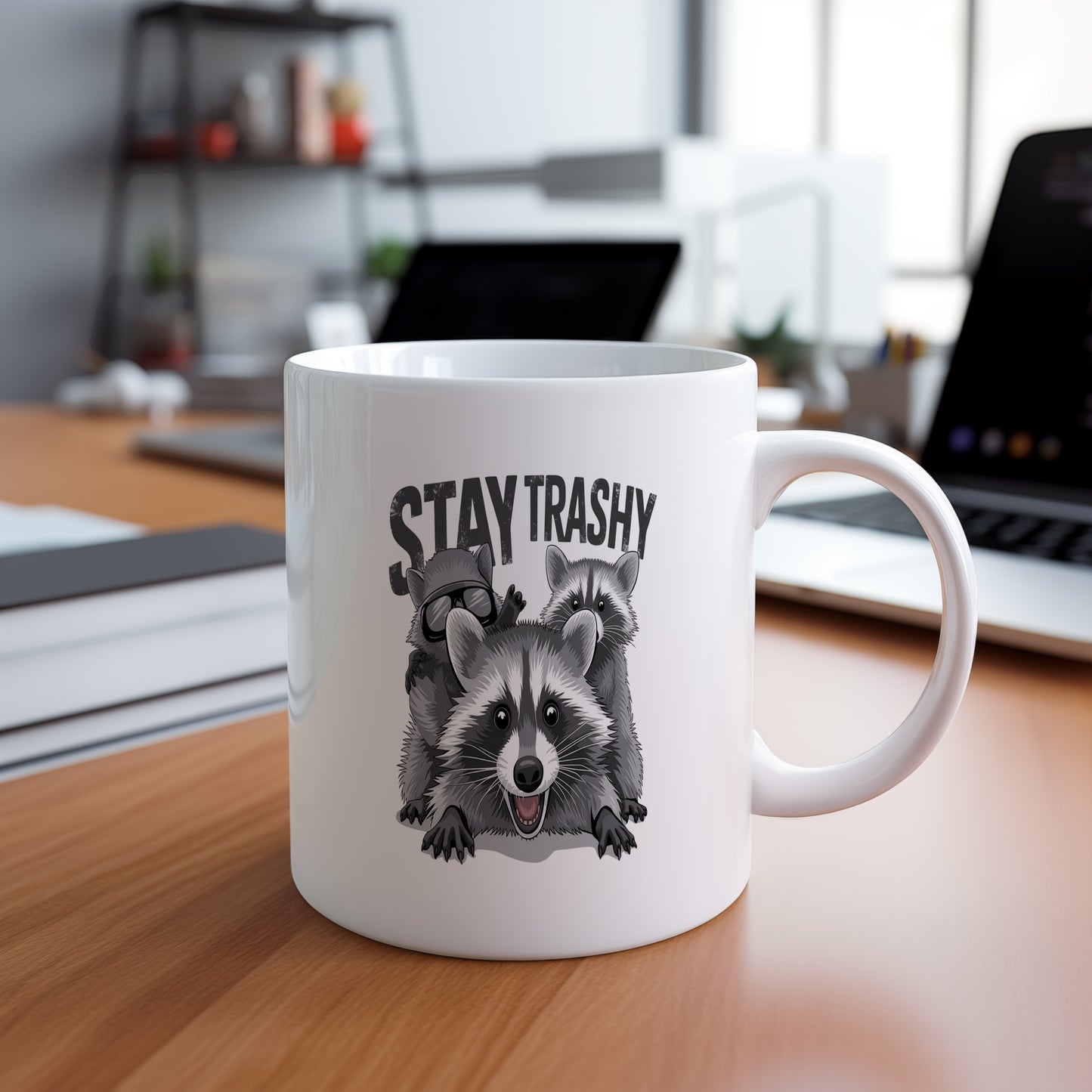 Hrnek s vtipným nápisem – STAY TRASHY