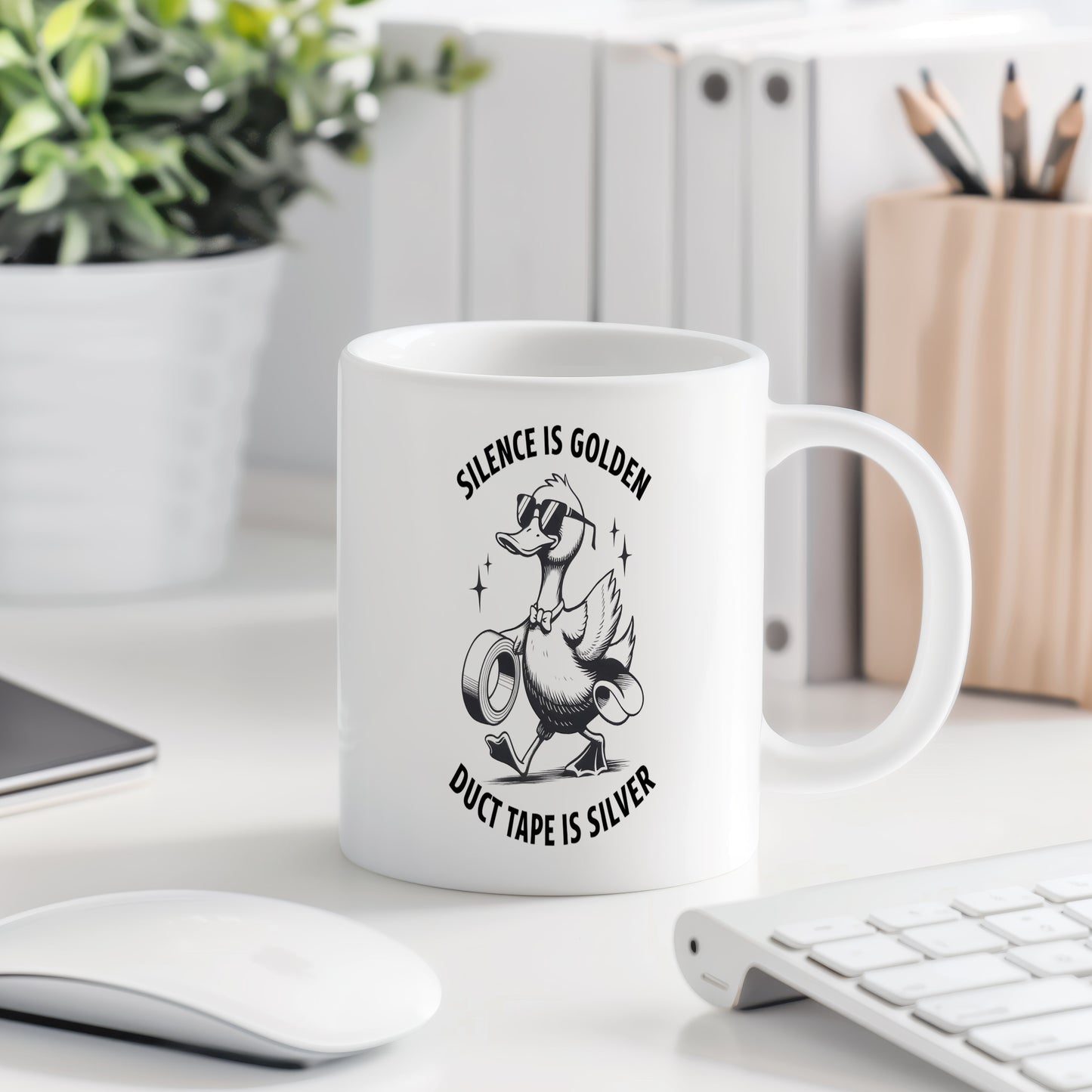 Hrnek s vtipným nápisem – SILENCE IS GOLDEN – černobílý design