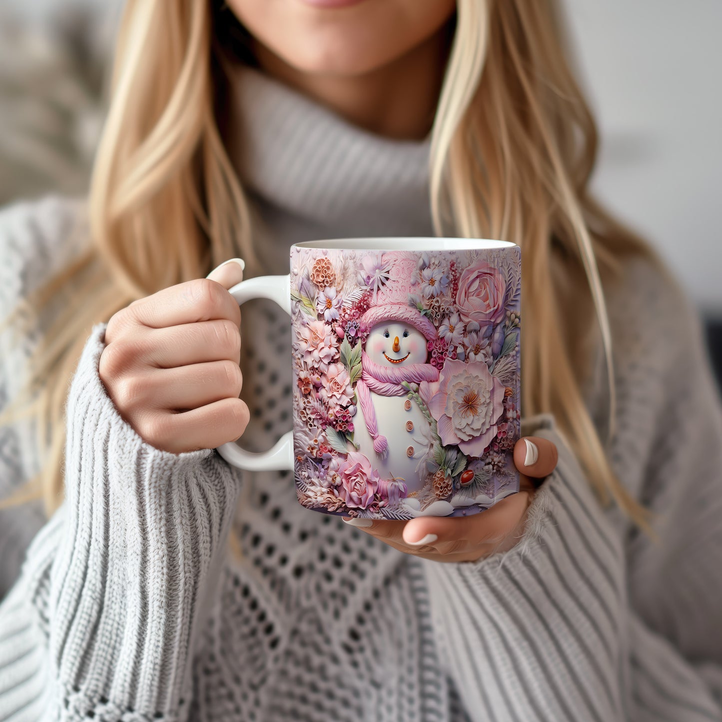 Vánoční hrnek se sněhulákem a květinami – elegantní motiv