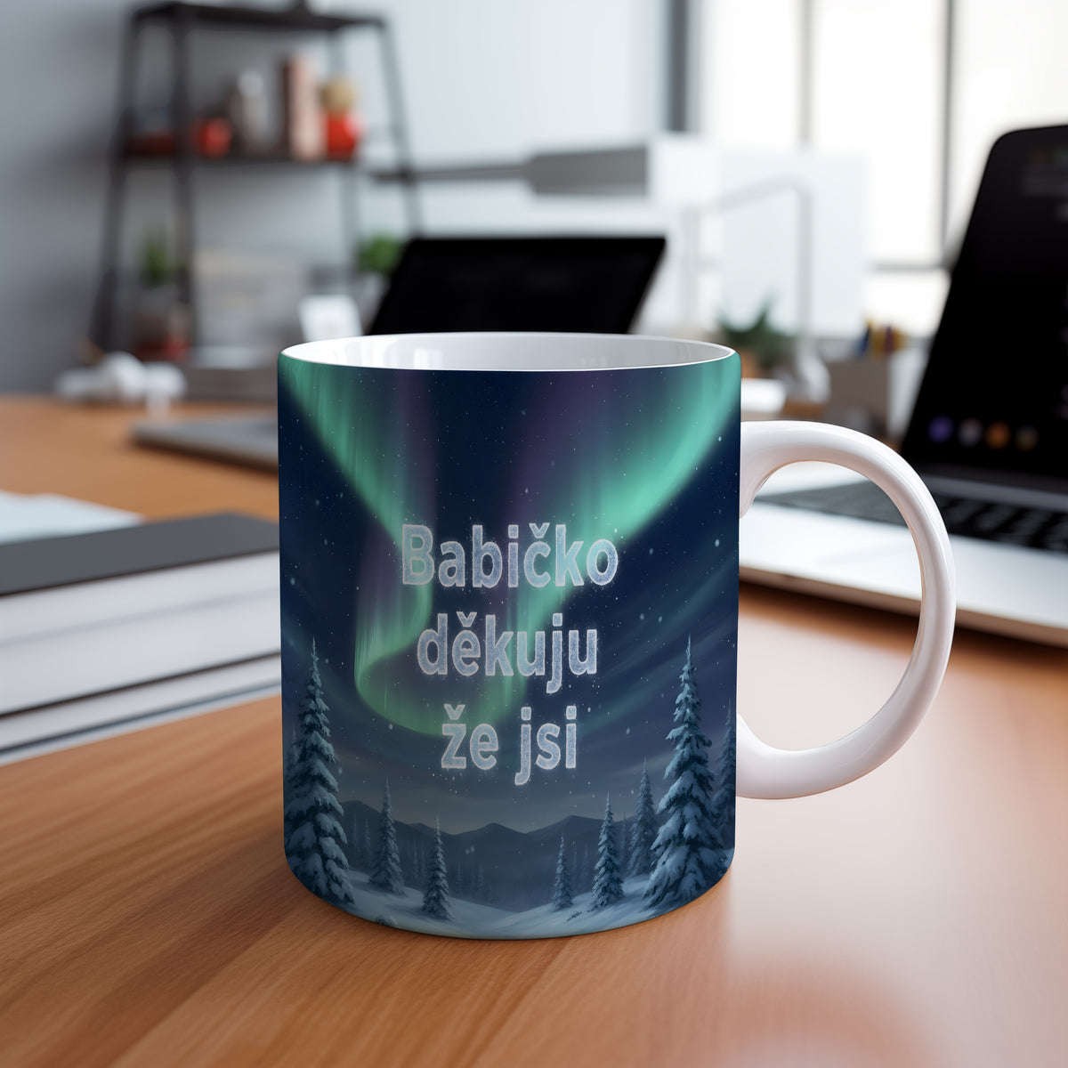 Hrnek s polární září a nápisem 'Babičko děkuju že jsi'.