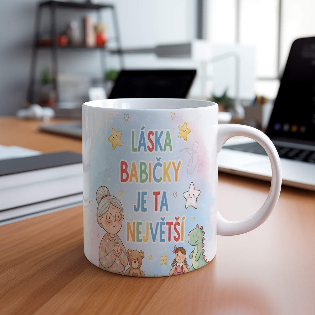Hravý hrnek s nápisem LÁSKA BABIČKY JE TA NEJVĚTŠÍ a barevnými hvězdami.