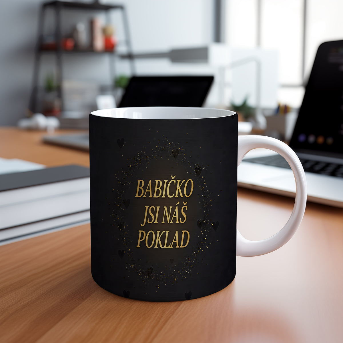 Černý hrnek se zlatým nápisem a srdíčky na tmavém dřevěném pozadí.