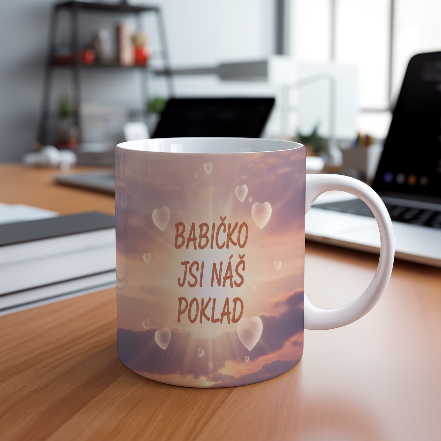Hrnek s pastelovým pozadím a srdci s nápisem 'BABIČKO JSI NÁŠ POKLAD'.